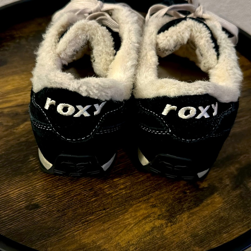 Comfy Roxy Shoes. - Picture 3 of 5